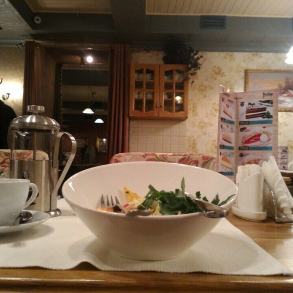 Foto scattata a Ресторан &quot;Комарово&quot; da Иль Я. il 12/13/2015