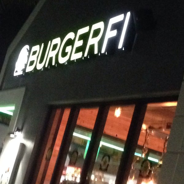 Foto tirada no(a) BurgerFi por Joseph R. em 4/7/2014