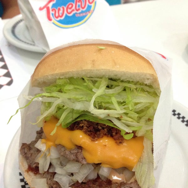 รูปภาพถ่ายที่ Twelve Burger โดย Rogerio M. เมื่อ 5/29/2016