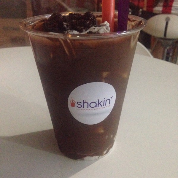 รูปภาพถ่ายที่ Shakin&#39; Milkshake and Smoothie Bar โดย Chantal G. เมื่อ 3/9/2015