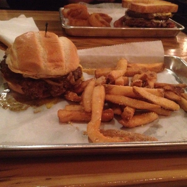 Foto tomada en Big Four Burgers + Beer  por Erin E. el 3/15/2014