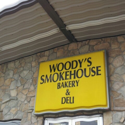 Foto scattata a Woody&#39;s Smokehouse Inc. da Luis C. il 12/9/2012
