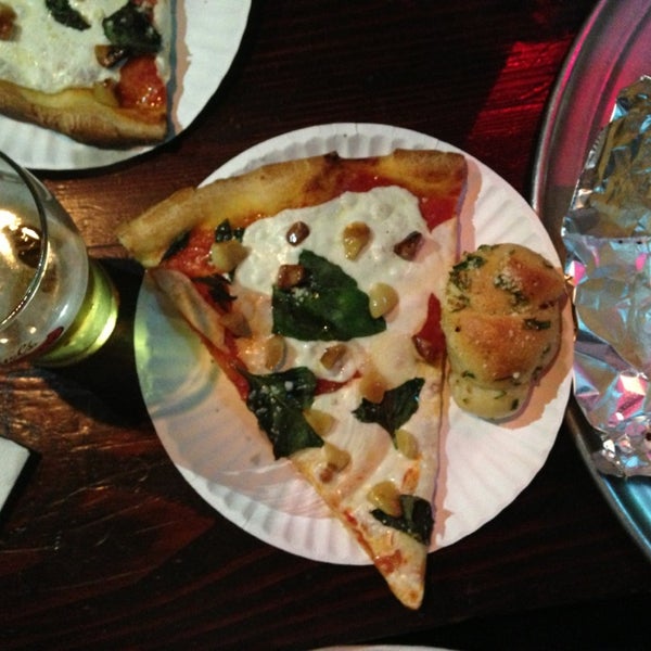 Снимок сделан в South Brooklyn Pizza пользователем Megan D. 8/13/2013