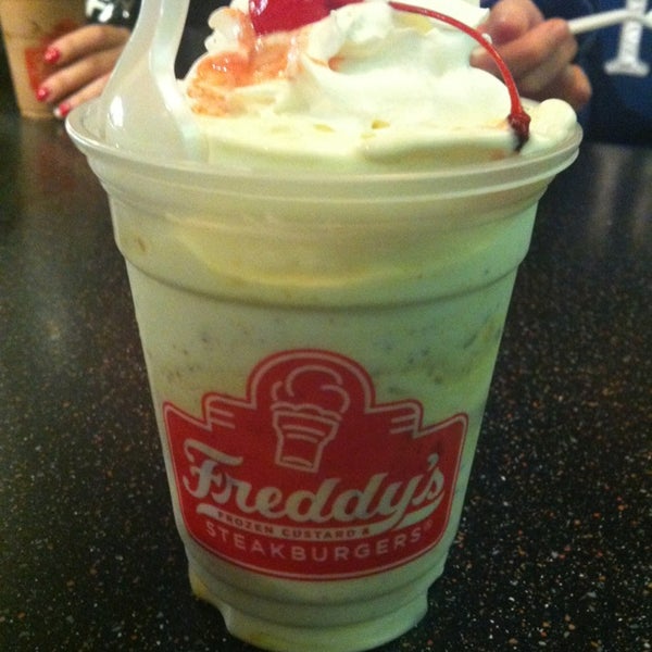 12/30/2012 tarihinde Megan D.ziyaretçi tarafından Freddy&#39;s Frozen Custard'de çekilen fotoğraf