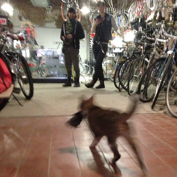Das Foto wurde bei Red Lantern Bicycles von Deco am 1/25/2013 aufgenommen