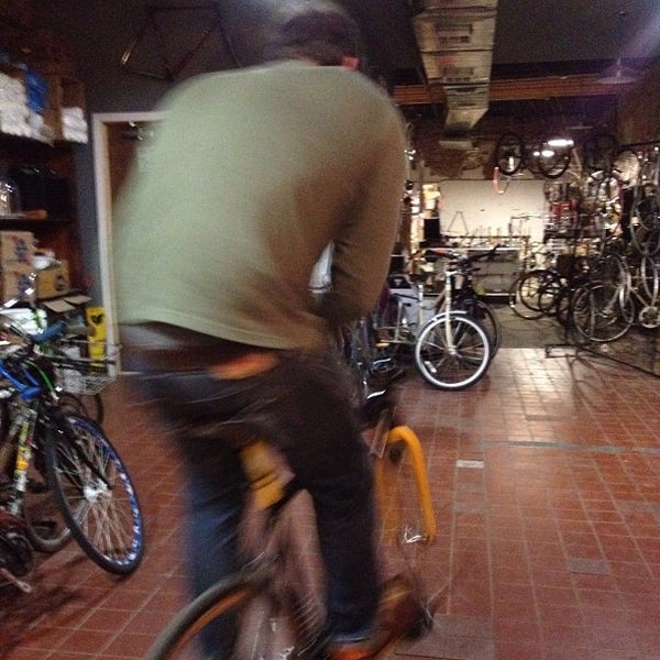 9/18/2012 tarihinde Decoziyaretçi tarafından Red Lantern Bicycles'de çekilen fotoğraf