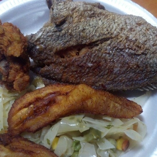 Снимок сделан в B &amp; R Spice Jamaican Restaurant пользователем Dawn K. 5/19/2013