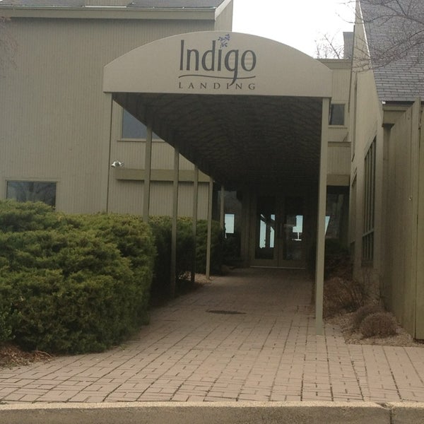 รูปภาพถ่ายที่ Indigo Landing Restaurant โดย Q. C. T. เมื่อ 3/28/2013