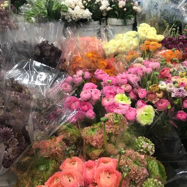 Foto tirada no(a) SF Flower Mart por Marissa em 12/28/2017