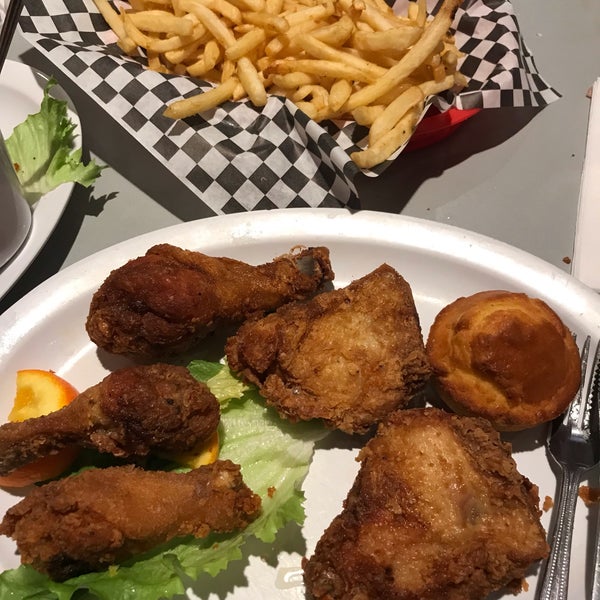 Снимок сделан в Home of Chicken and Waffles пользователем Marissa 2/17/2019