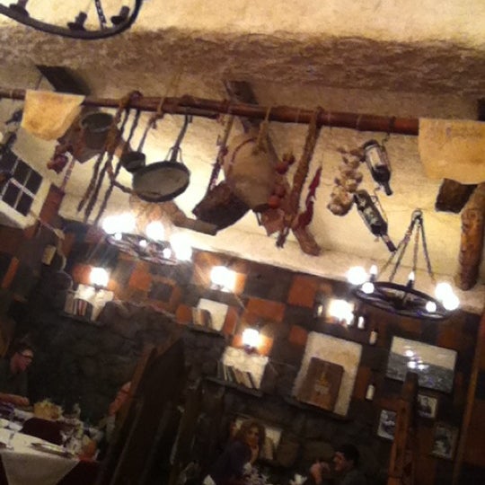 Foto tirada no(a) Old Erivan Restaurant Complex por Alexey S. em 10/12/2012