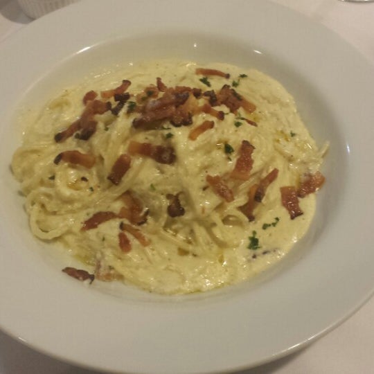 Снимок сделан в Restaurante Bella Napoli пользователем Chequer G. 2/4/2014