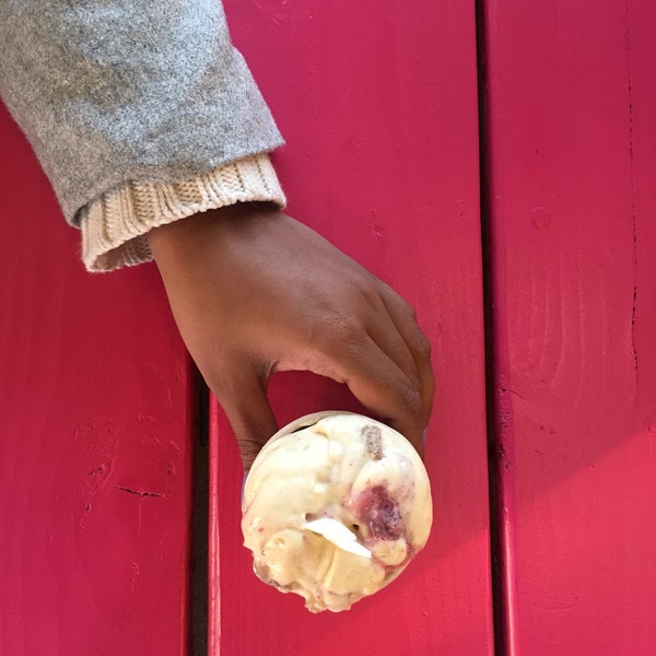 10/30/2017 tarihinde ashleigh r.ziyaretçi tarafından Little Giant Ice Cream'de çekilen fotoğraf