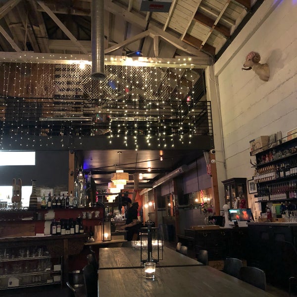 Снимок сделан в Mua Oakland Bar &amp; Restaurant пользователем ashleigh r. 5/24/2018