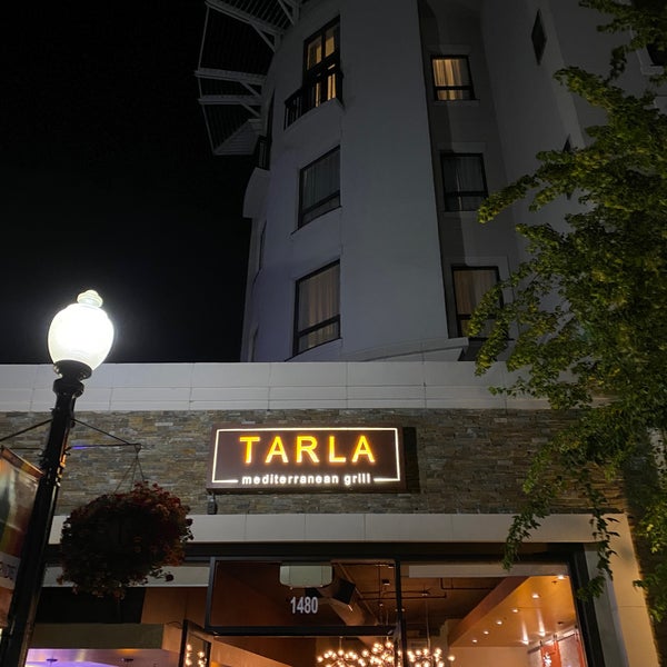 Das Foto wurde bei Tarla Mediterranean Bar + Grill von ashleigh r. am 8/2/2020 aufgenommen