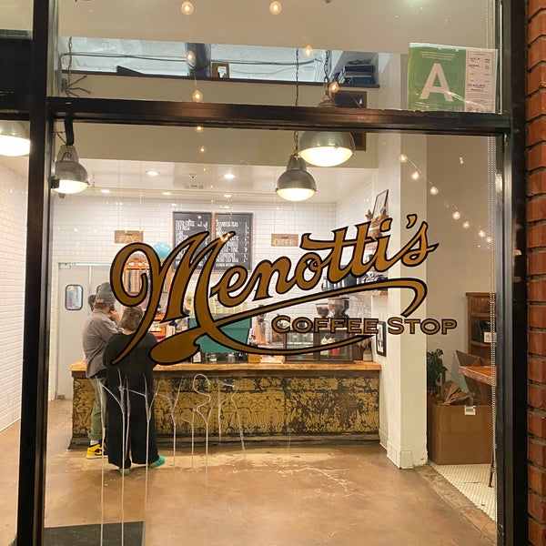 รูปภาพถ่ายที่ Menotti&#39;s Coffee Stop โดย ashleigh r. เมื่อ 11/8/2022