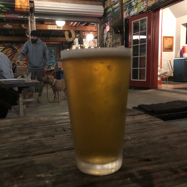 Das Foto wurde bei Telegraph Bar and Beer Garden von Aaron P. am 1/30/2019 aufgenommen