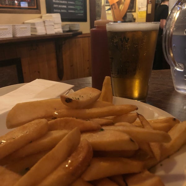 Foto scattata a The Chieftain Irish Pub &amp; Restaurant da Aaron P. il 2/21/2019