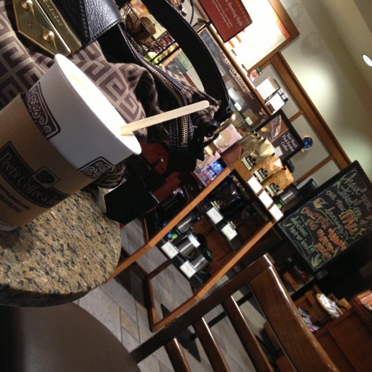 Photo taken at Peet&#39;s Coffee &amp; Tea by Mo R. on 10/25/2012