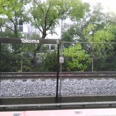 รูปภาพถ่ายที่ Takoma Metro Station โดย Elsa Patricia G. เมื่อ 9/14/2012