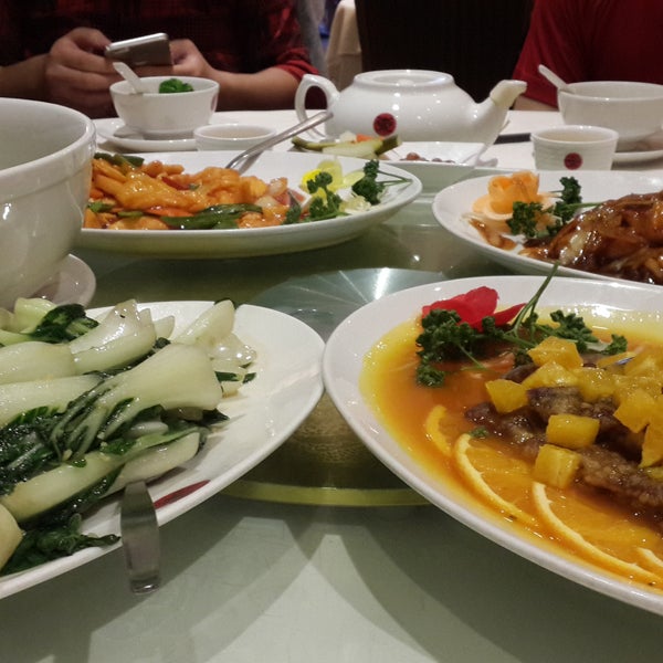 Lunch menu: chicken feet Thai style, cheng fun, mango tapioca, squid, dimsum. Dinner: duck in orange, seabass, pak choi soup