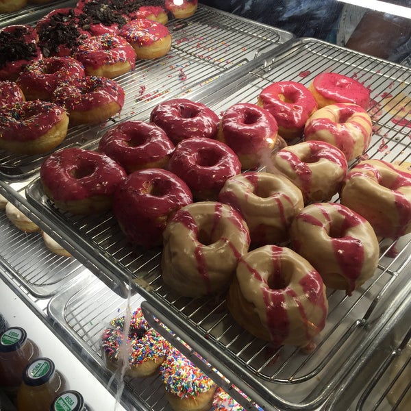 Foto diambil di Sugar Shack Donuts &amp; Coffee oleh Sandy F. pada 4/18/2015