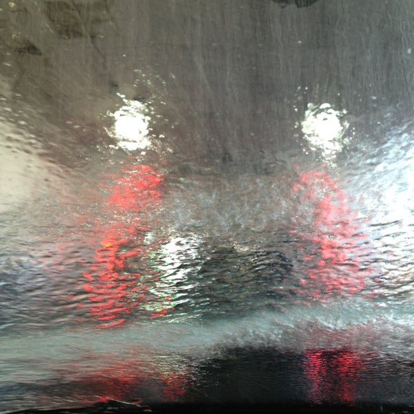 Foto scattata a Express Car Wash da Mark P. il 12/11/2013