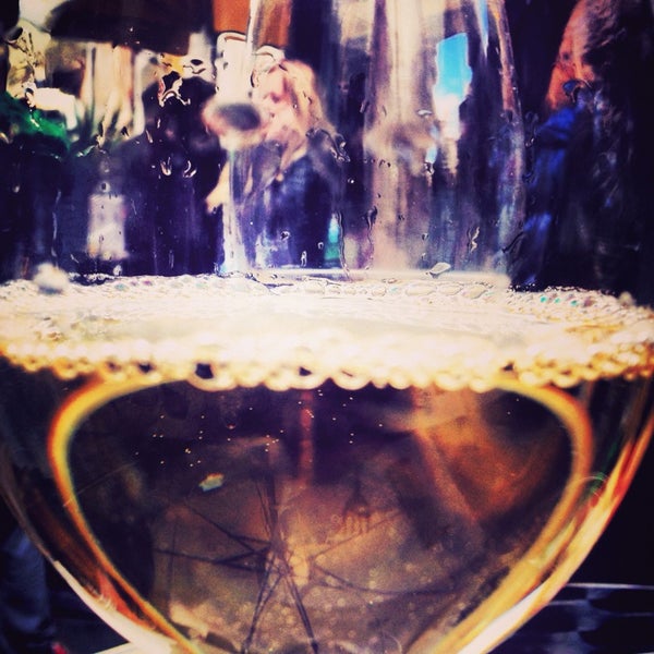 Foto diambil di Cinque Wine &amp; Deli Bar oleh Tommi G. pada 2/9/2013