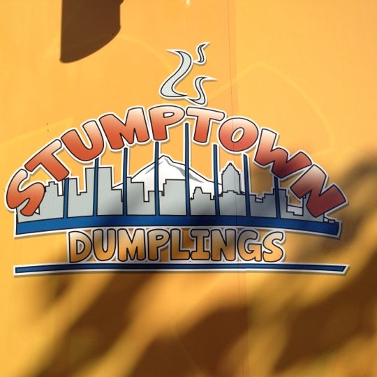 รูปภาพถ่ายที่ Stumptown Dumplings โดย Andrew D. เมื่อ 9/30/2012