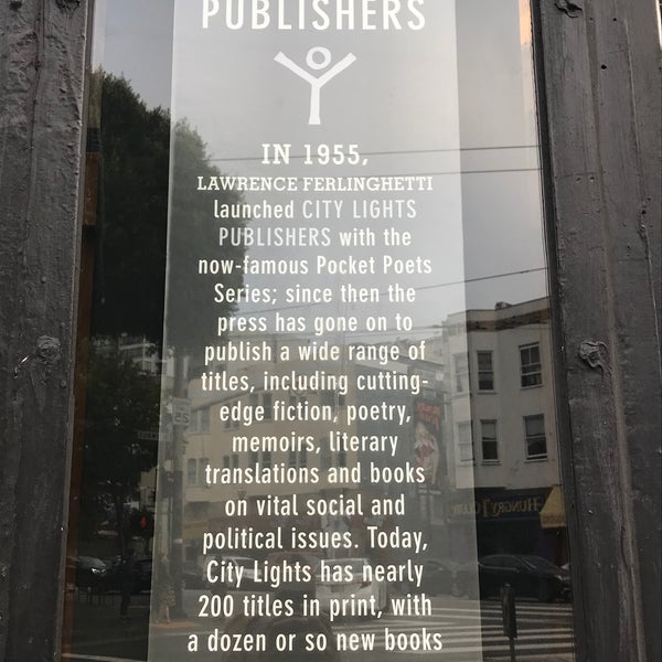 รูปภาพถ่ายที่ City Lights Bookstore โดย Andrew D. เมื่อ 8/15/2021