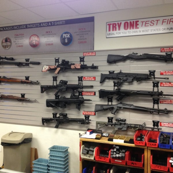 Foto tomada en The Gun Store  por Cass S. el 12/31/2012