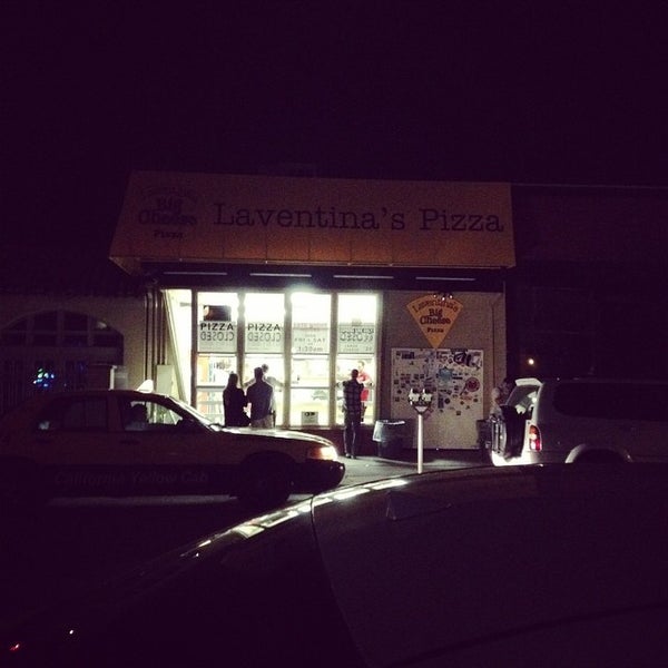 Foto diambil di Laventina&#39;s Big Cheese Pizza oleh Iris vs Mark pada 8/9/2014