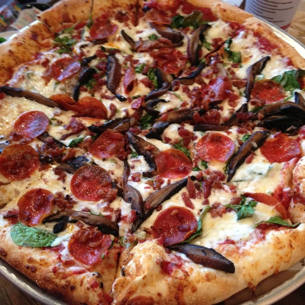 Foto scattata a Uncle Maddio&#39;s Pizza Joint da Jessica F. il 5/29/2013