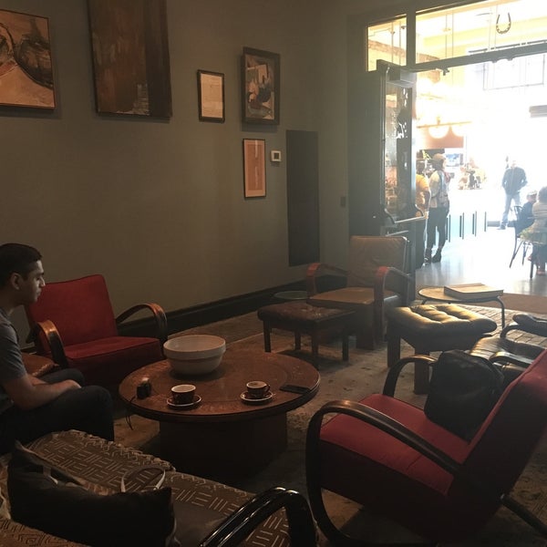 Photo taken at Stumptown Coffee Roasters by Reshma S. on 4/8/2018