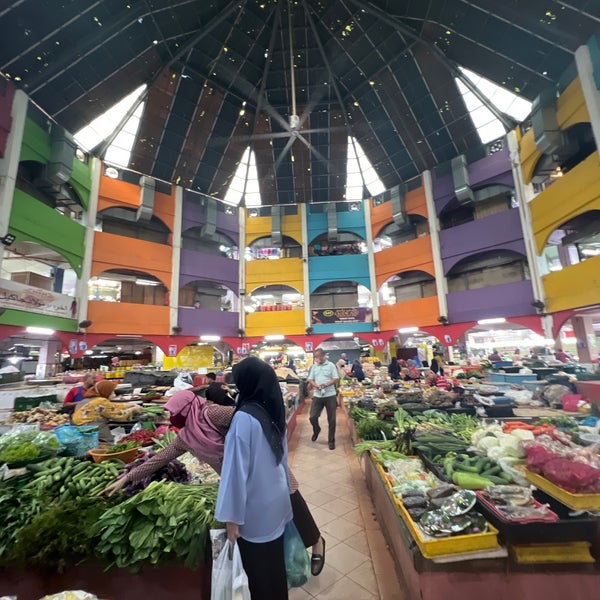 Photo taken at Pasar Besar Siti Khadijah by IG: arief83fitri Z. on 1/14/2023