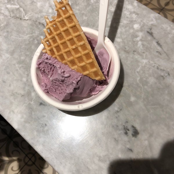 Photo taken at Jeni&#39;s Splendid Ice Creams by Kevin T. on 5/13/2019