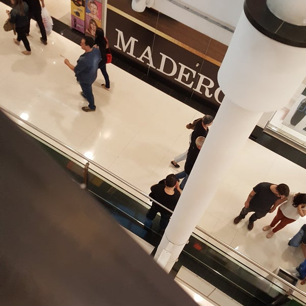 10/1/2017 tarihinde Mariana B.ziyaretçi tarafından Shopping Curitiba'de çekilen fotoğraf