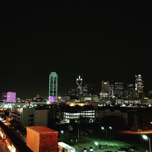 รูปภาพถ่ายที่ NYLO Dallas South Side โดย LAID B. เมื่อ 11/18/2015