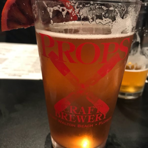 รูปภาพถ่ายที่ Props Brewery and Grill โดย Brent V. เมื่อ 5/10/2018