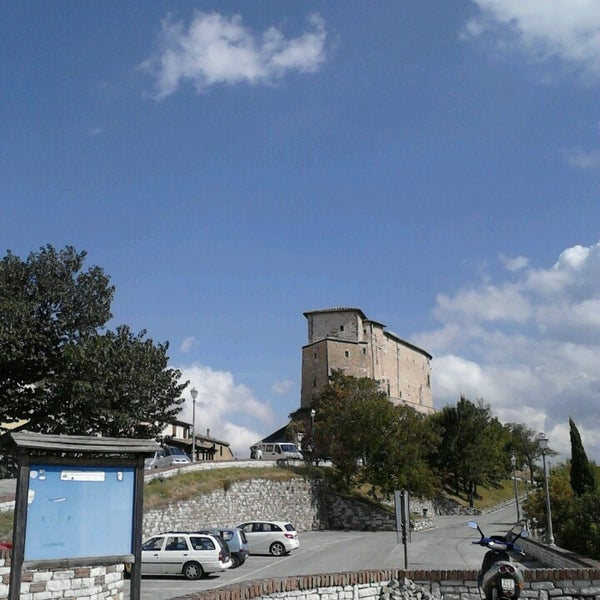 Foto tomada en Castello Della Porta, Frontone  por Luca M. el 9/21/2013