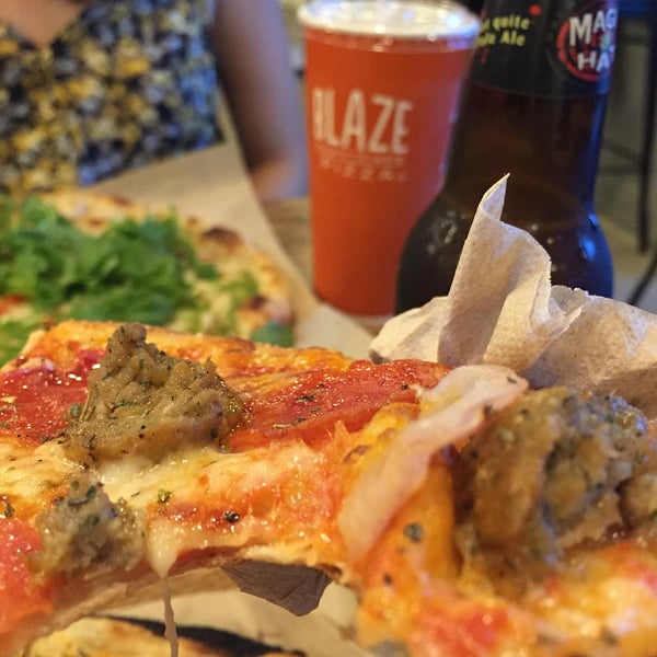 Foto diambil di Blaze Pizza oleh Eduardoluis M. pada 8/22/2015