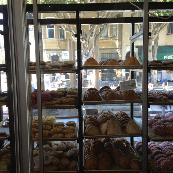 Photo prise au La Victoria Mexican Bakery &amp; Cafe par 10 W. le3/11/2013