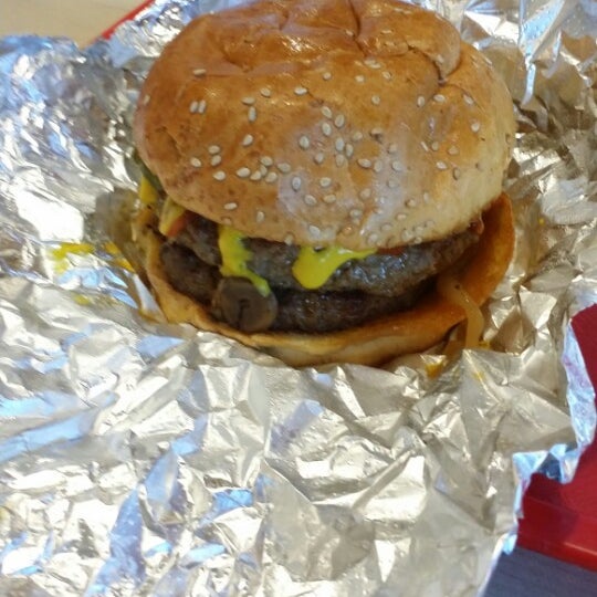 4/25/2014にRaul A.がF. Ottomanelli Burgers and Belgian Friesで撮った写真