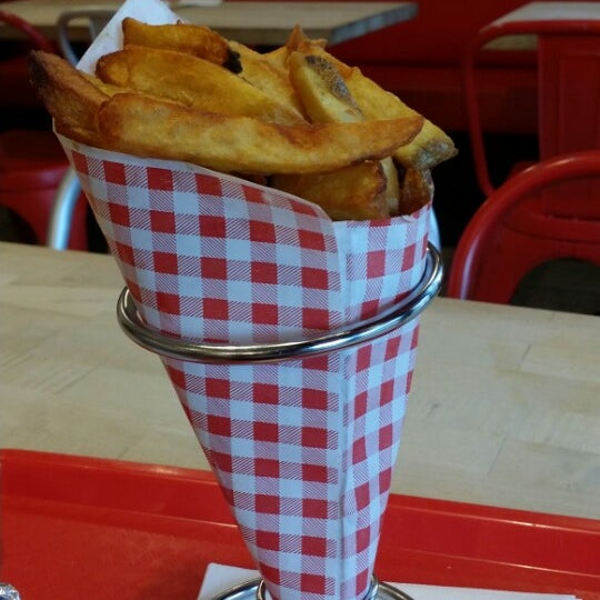 4/25/2014에 Raul A.님이 F. Ottomanelli Burgers and Belgian Fries에서 찍은 사진