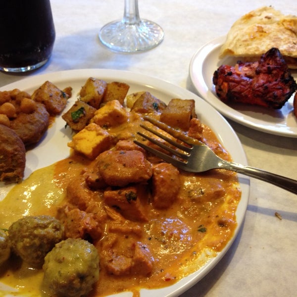 6/13/2014にMichael H.がHaveli Indian Restaurantで撮った写真