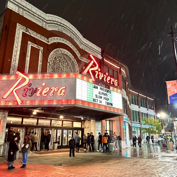 รูปภาพถ่ายที่ Riviera Theatre โดย Tom N. เมื่อ 10/15/2022