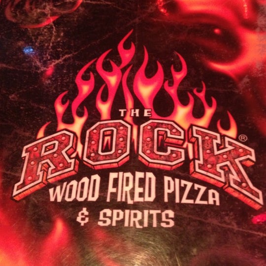 Снимок сделан в The Rock Wood Fired Pizza пользователем Johnathan K. 10/25/2012