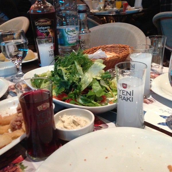4/19/2013 tarihinde Murat E.ziyaretçi tarafından Birinci Kordon Balık Restaurant'de çekilen fotoğraf