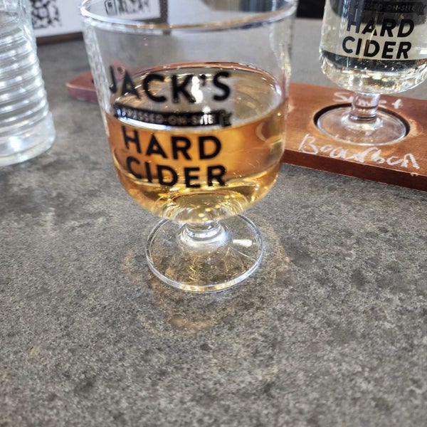 Снимок сделан в Jack&#39;s Hard Cider пользователем Whitney R. 11/20/2022