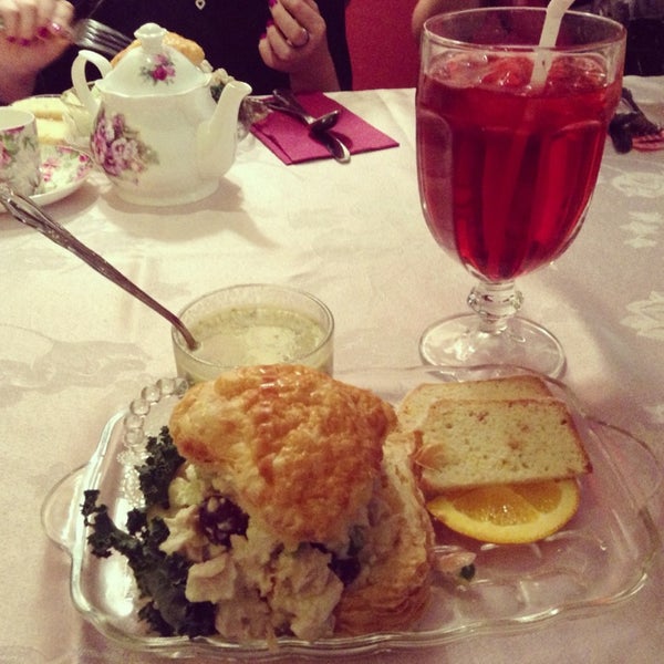 Das Foto wurde bei Miss Molly&#39;s Tea Room von Gina C. am 3/24/2013 aufgenommen